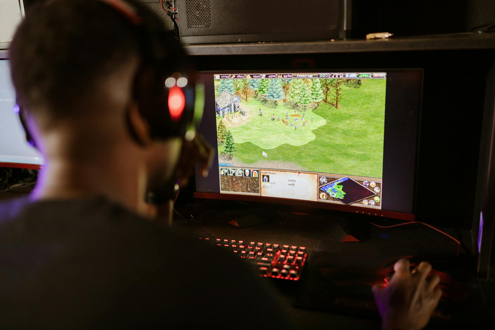 How to Keep Hands Warm While Gaming: Tips & Gear Guide